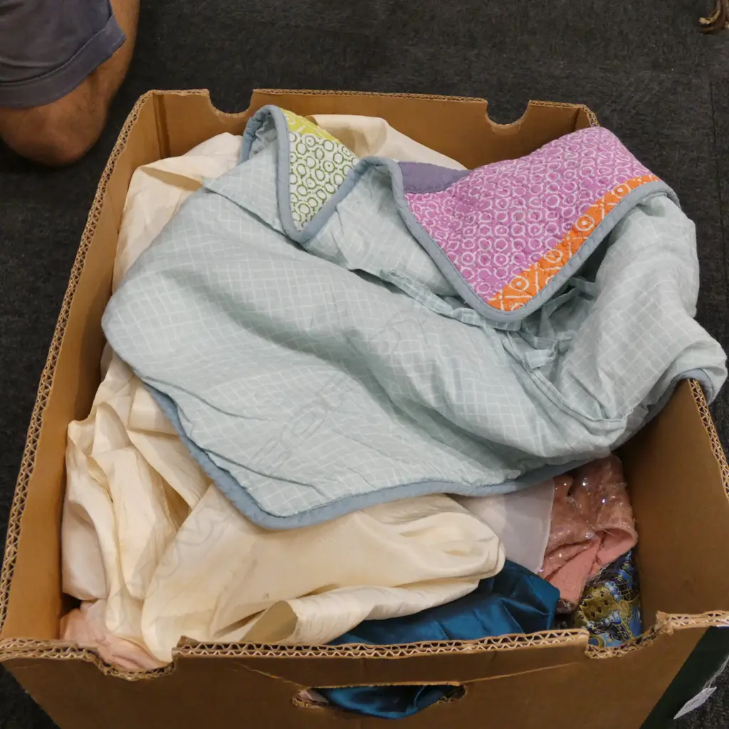 BOX LOT VINTAGE CLOTHES & BAG Image 1++