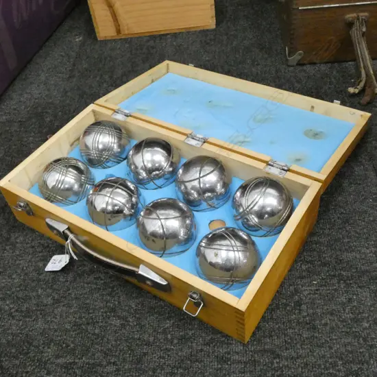 CASED SET 8 BOULES