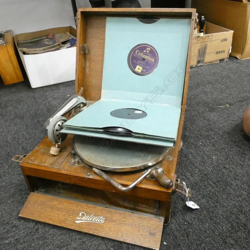 DULCETTO CASED GRAMOPHONE Image 1++