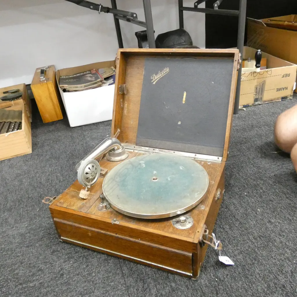 DULCETTO CASED GRAMOPHONE Image 1++