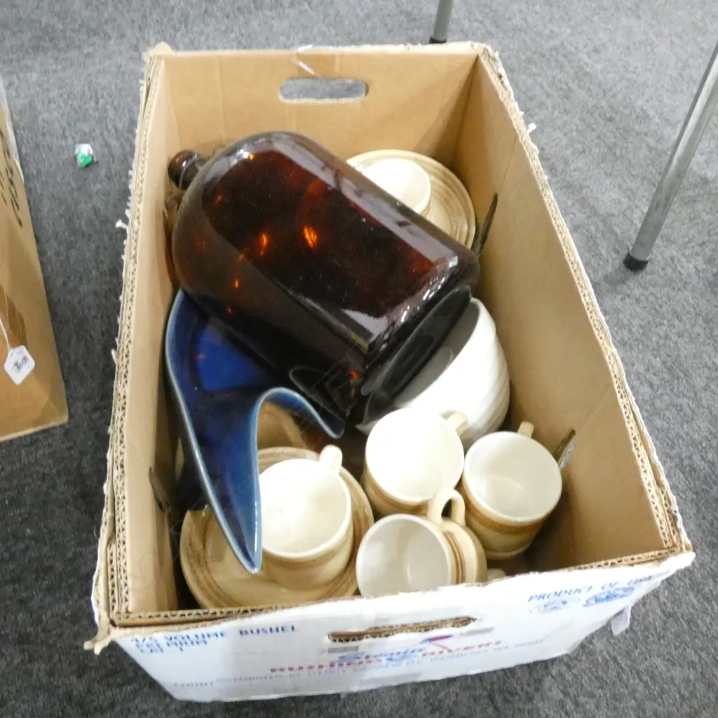 BOX LOT CROWN LYNN DINNERWARE ETC Image 1++