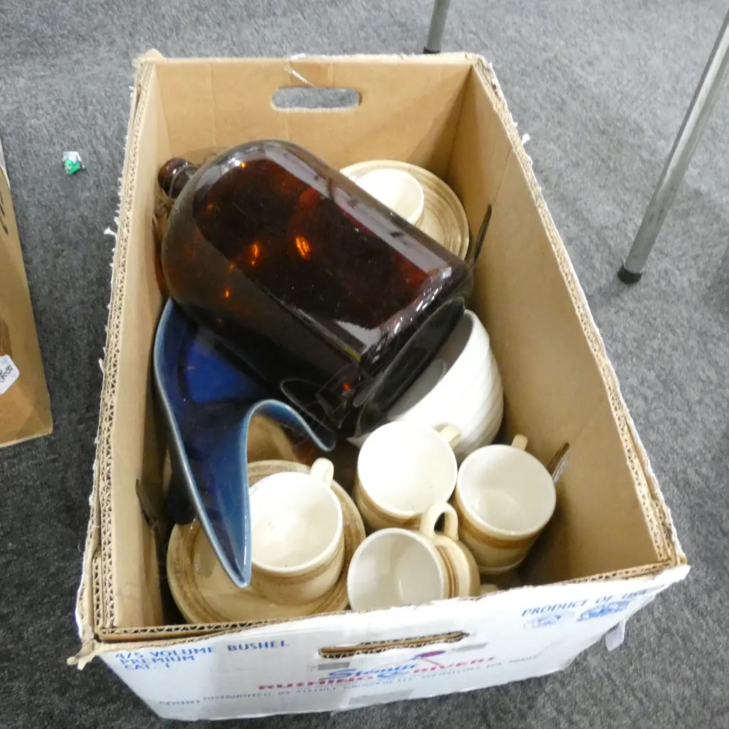 BOX LOT CROWN LYNN DINNERWARE ETC Image 1++