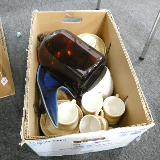 BOX LOT CROWN LYNN DINNERWARE ETC