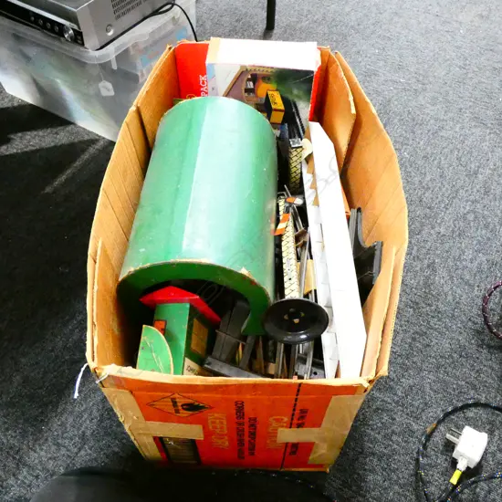 BOX LOT VINTAGE TRAIN TRACKS ETC