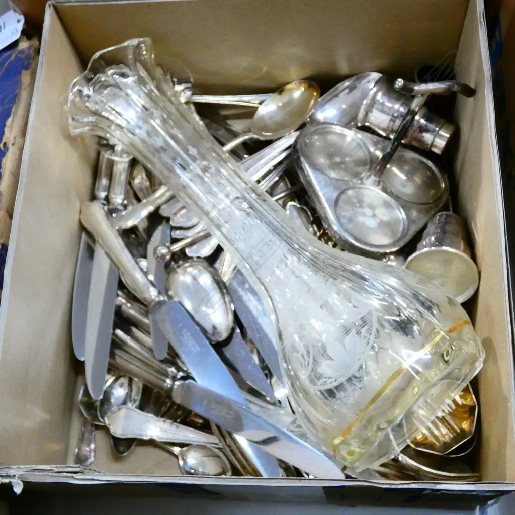 BOX LOT ASST. CUTLERY & VASE  Image 1++