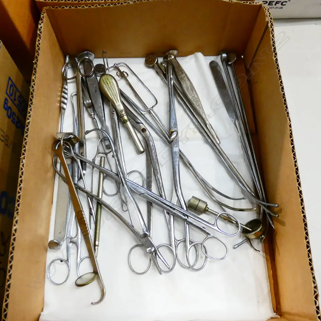BOX OF VARIOUS MEDICAL/DOCTOR'S EQUIPMENT/TOOLS (APPROX 24 ITEMS) Image 1++