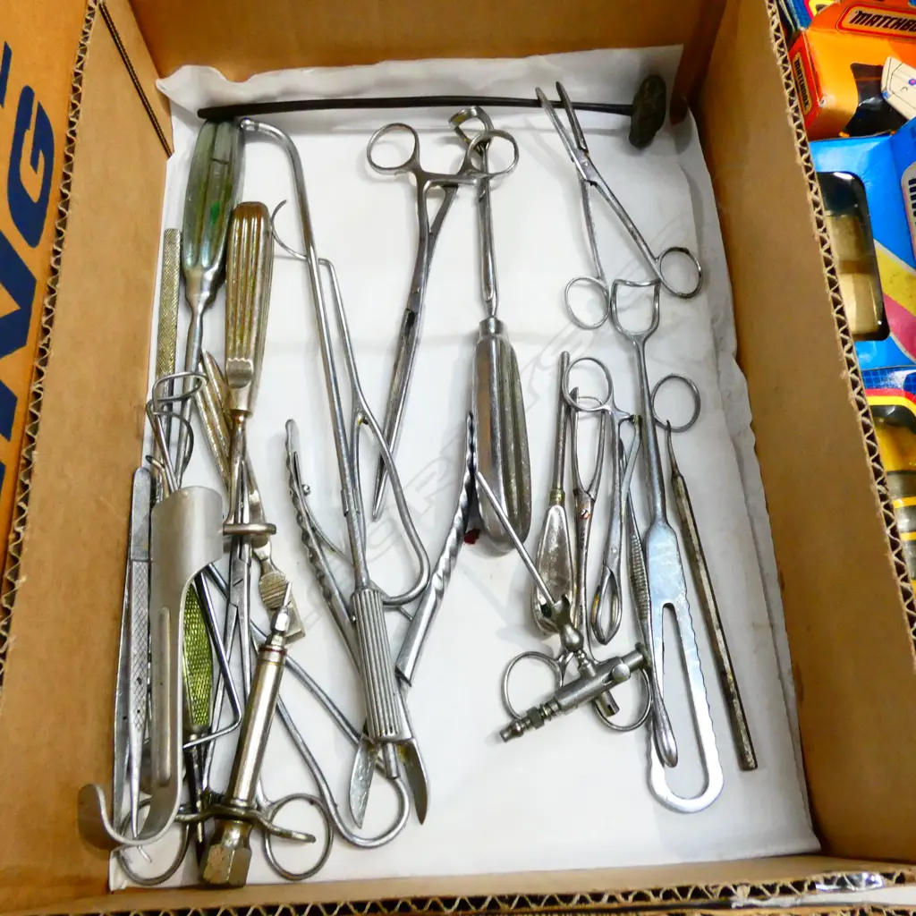 BOX OF VARIOUS MEDICAL/DOCTOR'S EQUIPMENT/TOOLS (APPROX 24 ITEMS) Image 1++
