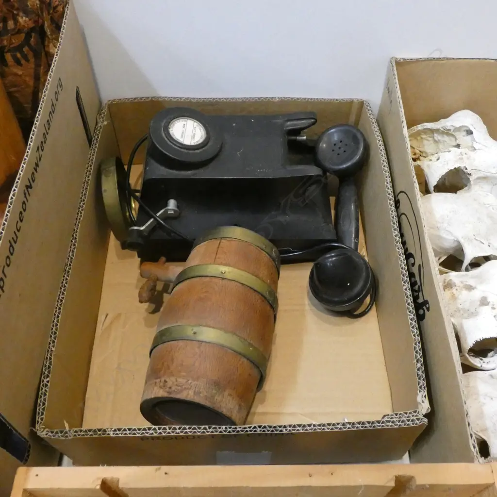 BAKELITE PHONE + SMALL BARREL  Image 1++