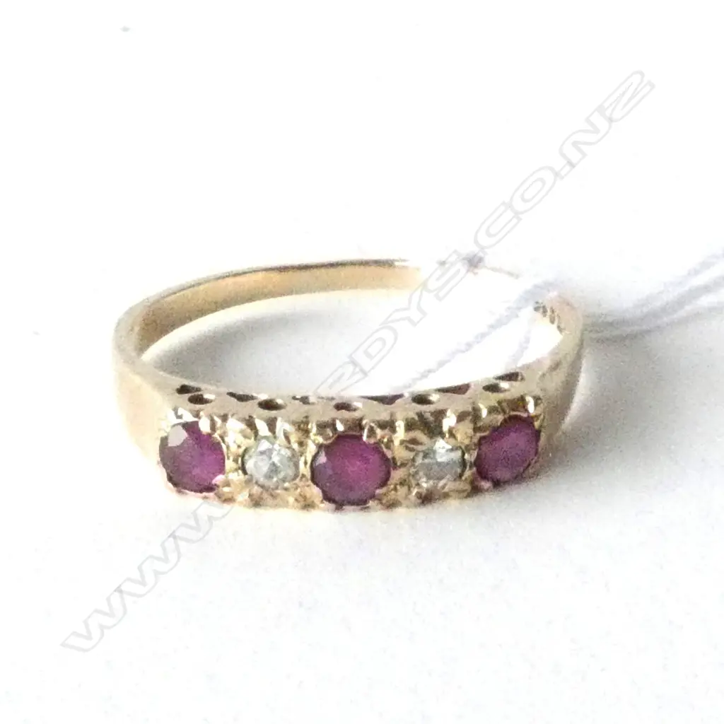 9CT GOLD RUBY AND DIAMOND RING 1.58gm Image 1++