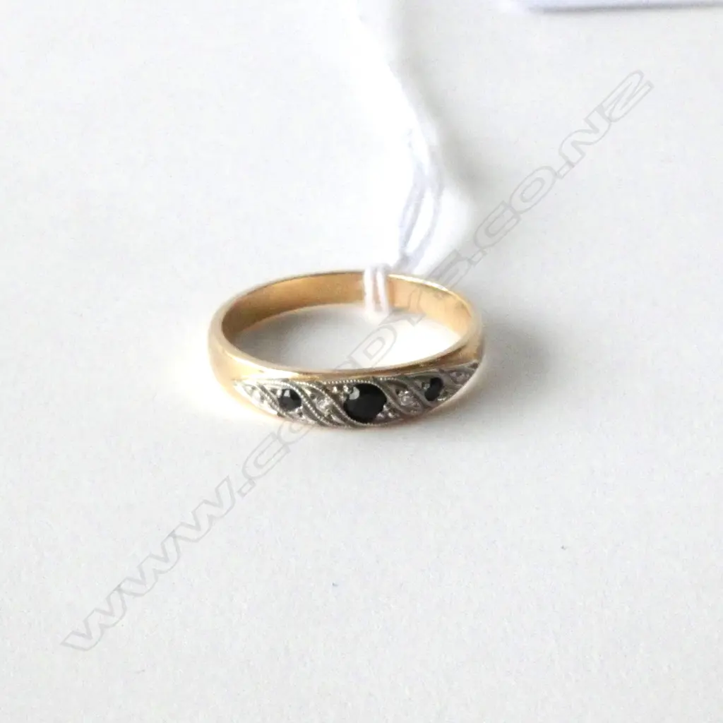 9CT GOLD SAPPHIRE AND DIAMOND RING 2.58gm Image 1++
