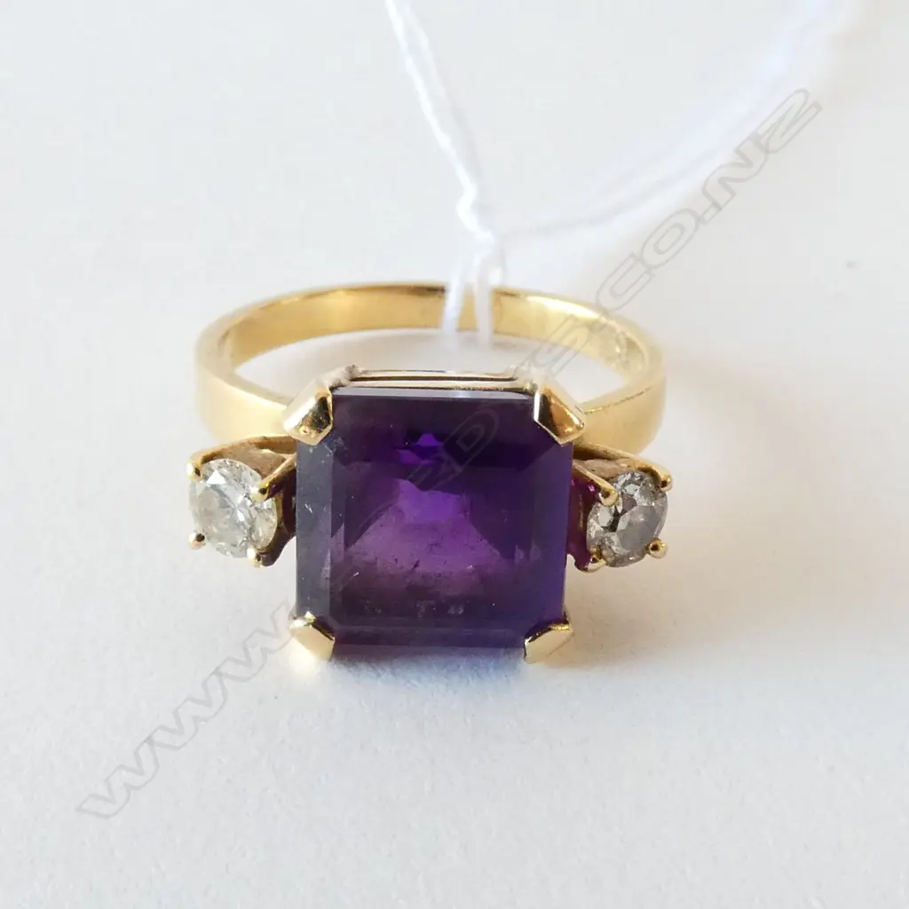 18CT GOLD AMETHYST AND DIAMOND RING Image 1++
