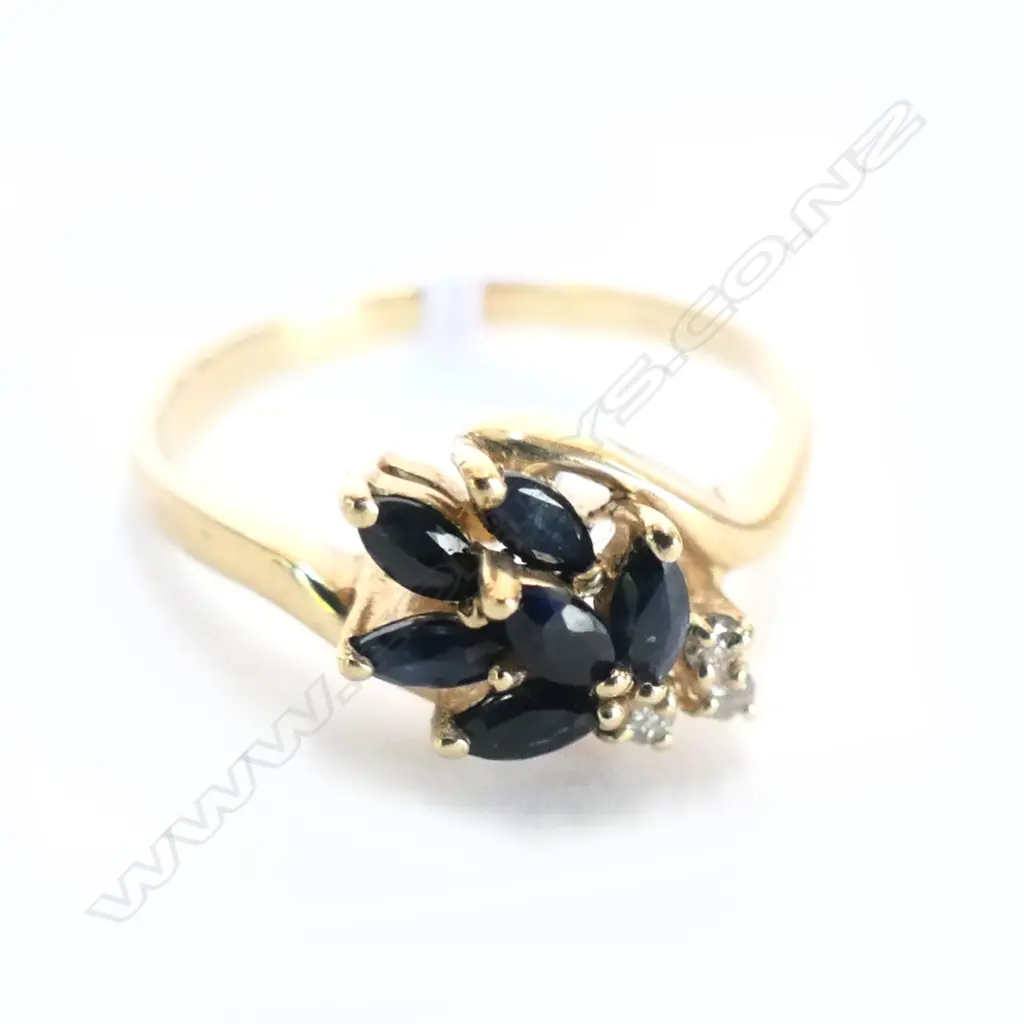 9ct SAPPHIRE & DIAMOND CLUSTER RING Image 1++