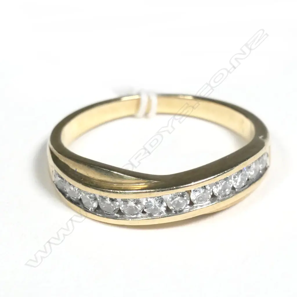9CT GOLD AND DIAMOND RING Image 1++