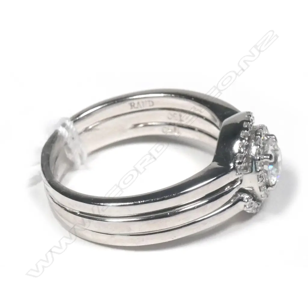 18CT W/GOLD DIAMOND CLUSTER RING. INS VAL. $7800 Image 1++