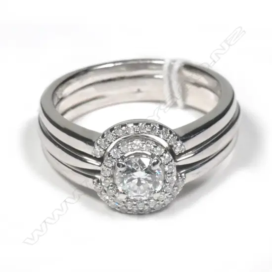 18CT W/GOLD DIAMOND CLUSTER RING. INS VAL. $7800