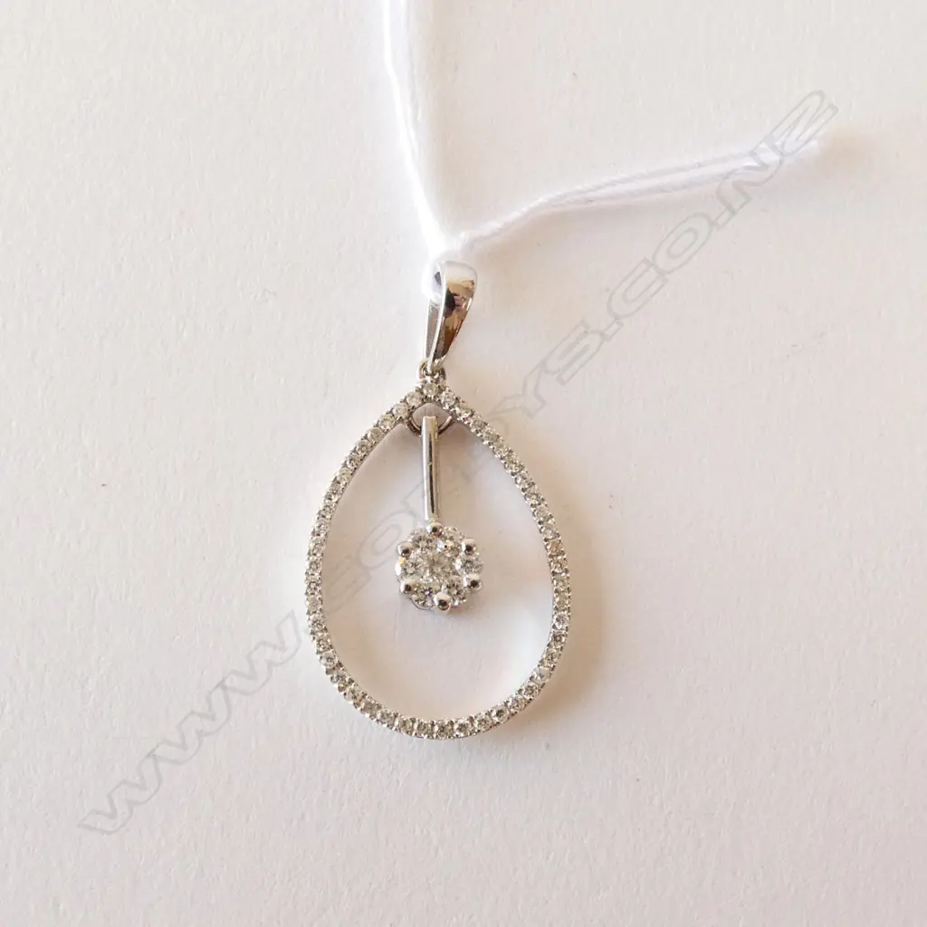 18CT WHITE GOLD AND DIAMOND SET PENDANT Image 1++