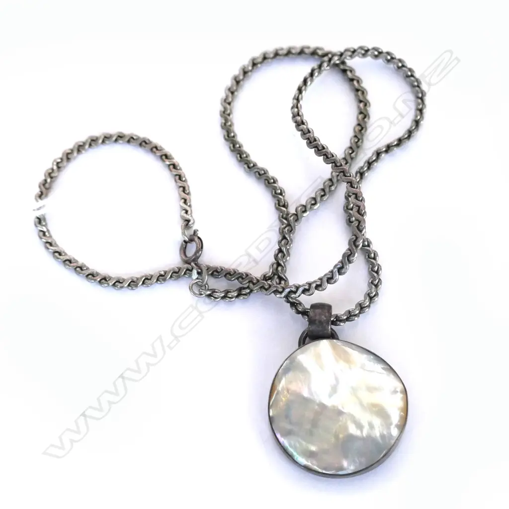 STG SILVER MOP PENDANT ON STG CHAIN Image 1++