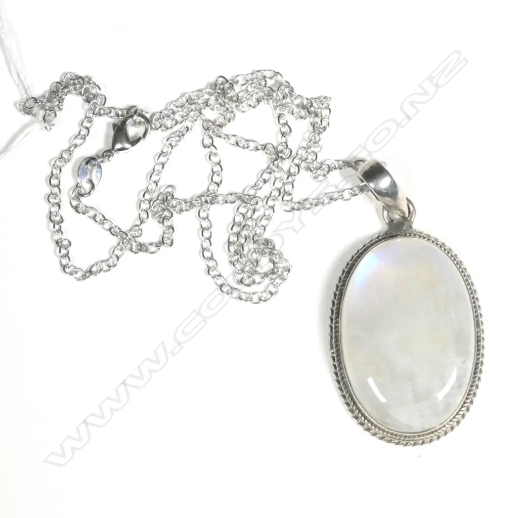 SILVER AND QUARTZ PENDANT AND CHAIN Image 1++