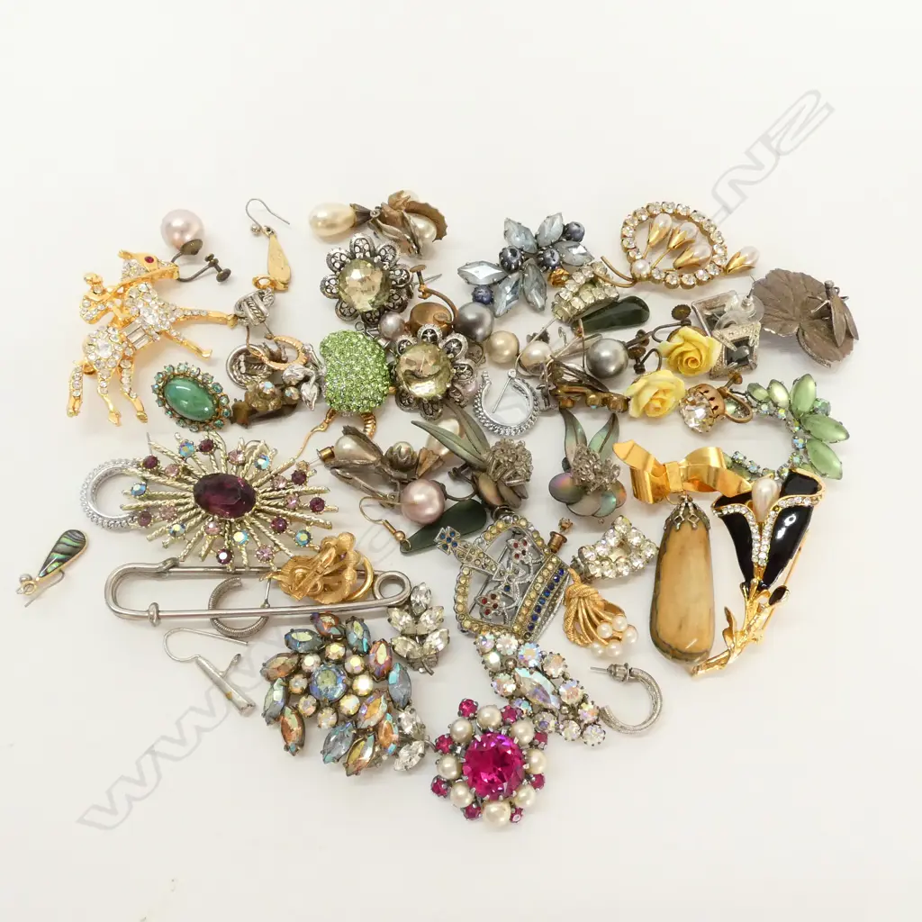 BIG BAG OF COSTUME BROOCHES AND EARRINGS Image 1++
