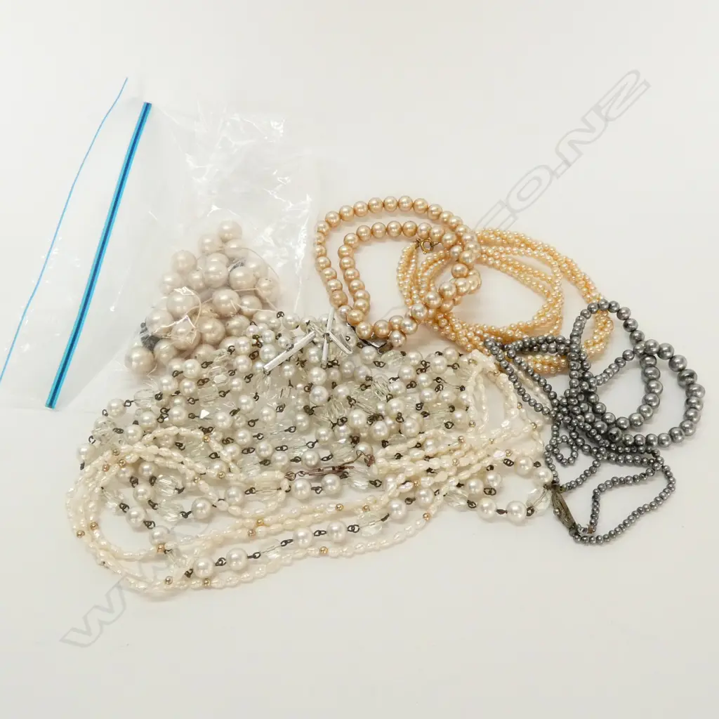 BIG BAG OF COSTUME PEARL JEWELLERY Image 1++