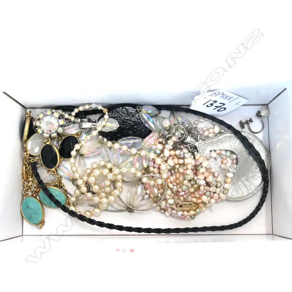 COLLECTION OF COSTUME JEWELRY Image 1++