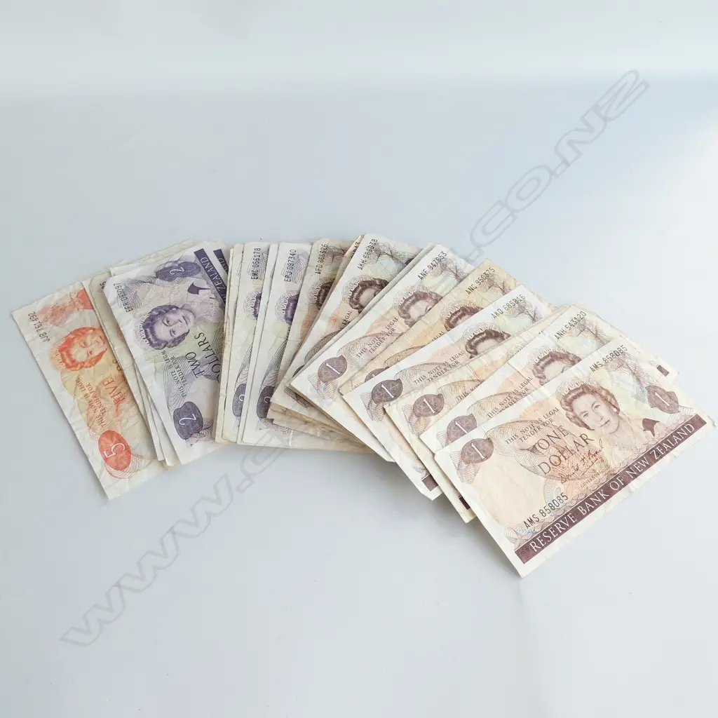 COLLECTION NZ BANK NOTES: $5, $2, $1 Image 1++