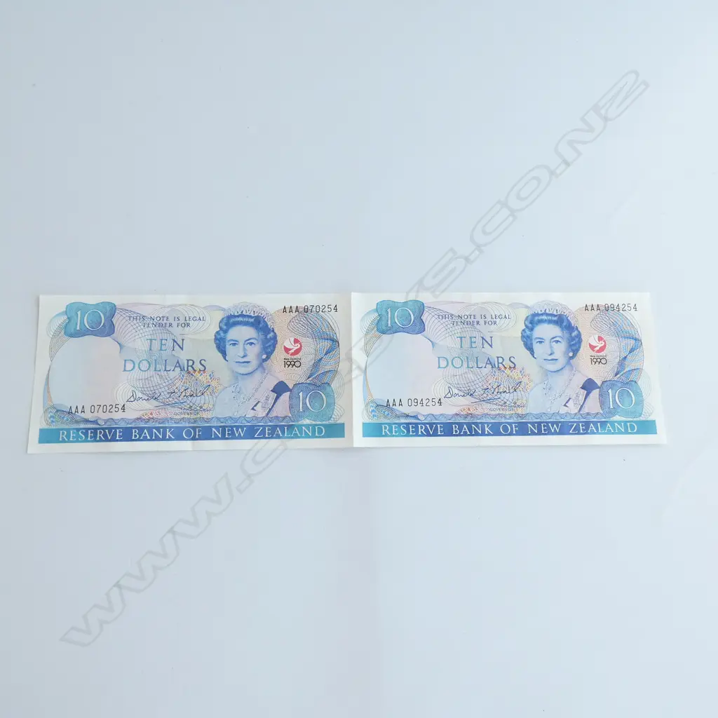 2 CONSECTIVE NZ 1990 $10 BANK NOTES Image 1++