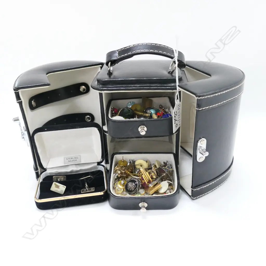 JEWELLERY BOX AND COSTUME PIECES Image 1++