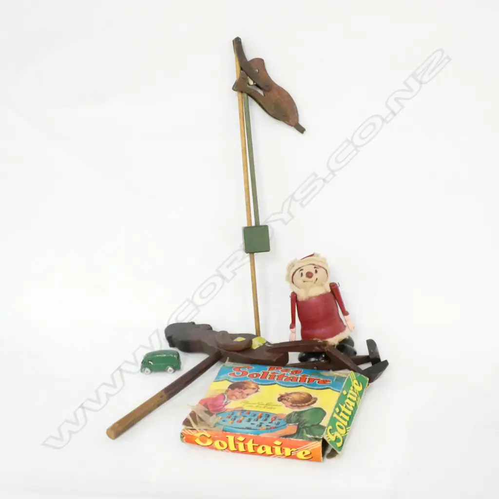 COLLECTION OF VINTAGE TOYS INCL WOODEN SANTA ETC & PEG SOLITAIRE Image 1++