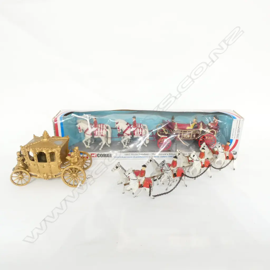 2 CORONATION CARRIAGES ONE BOXED L. 390MM Image 1++