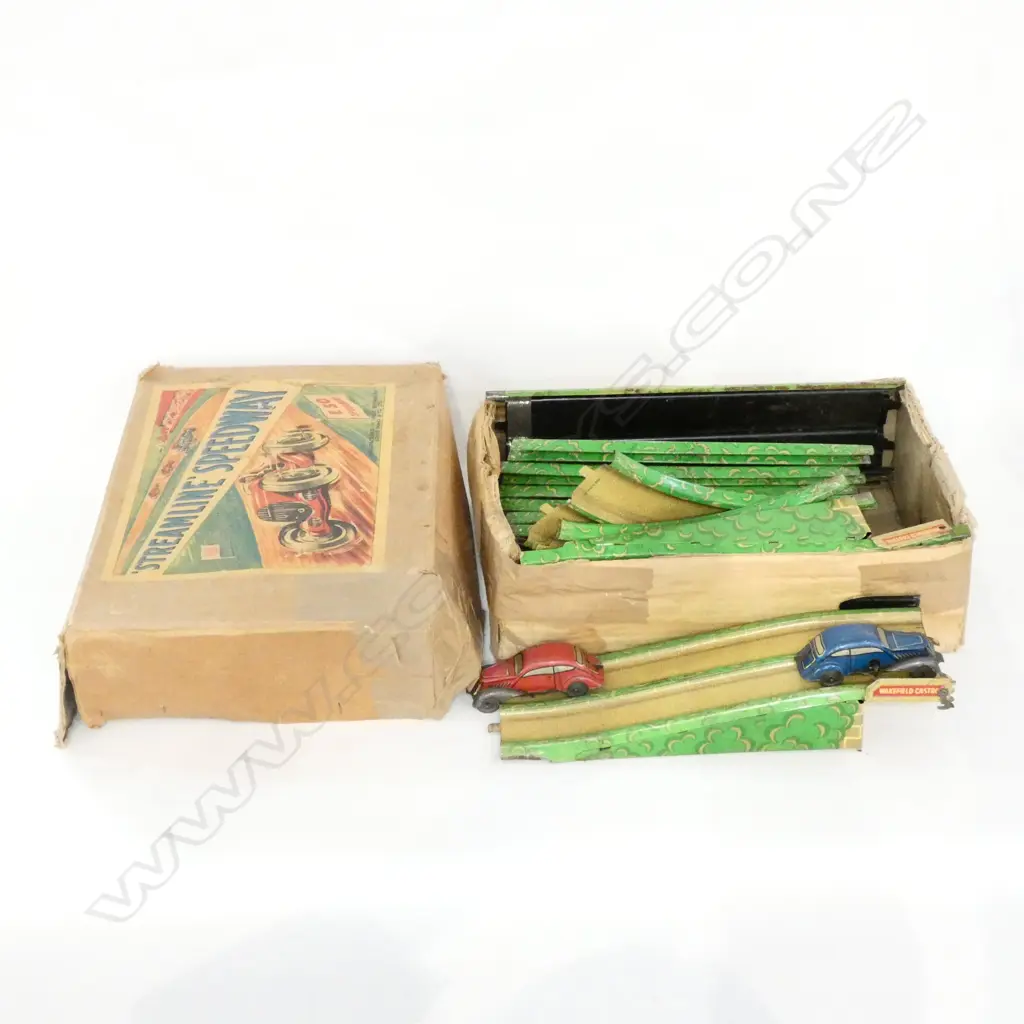 "STREAMLINE SPEEDWAY" TIN PLATE RACETRACK & 2 WIND UP CARS + KEY IN ORIGINAL BOX - SOME LOSSES Image 1++