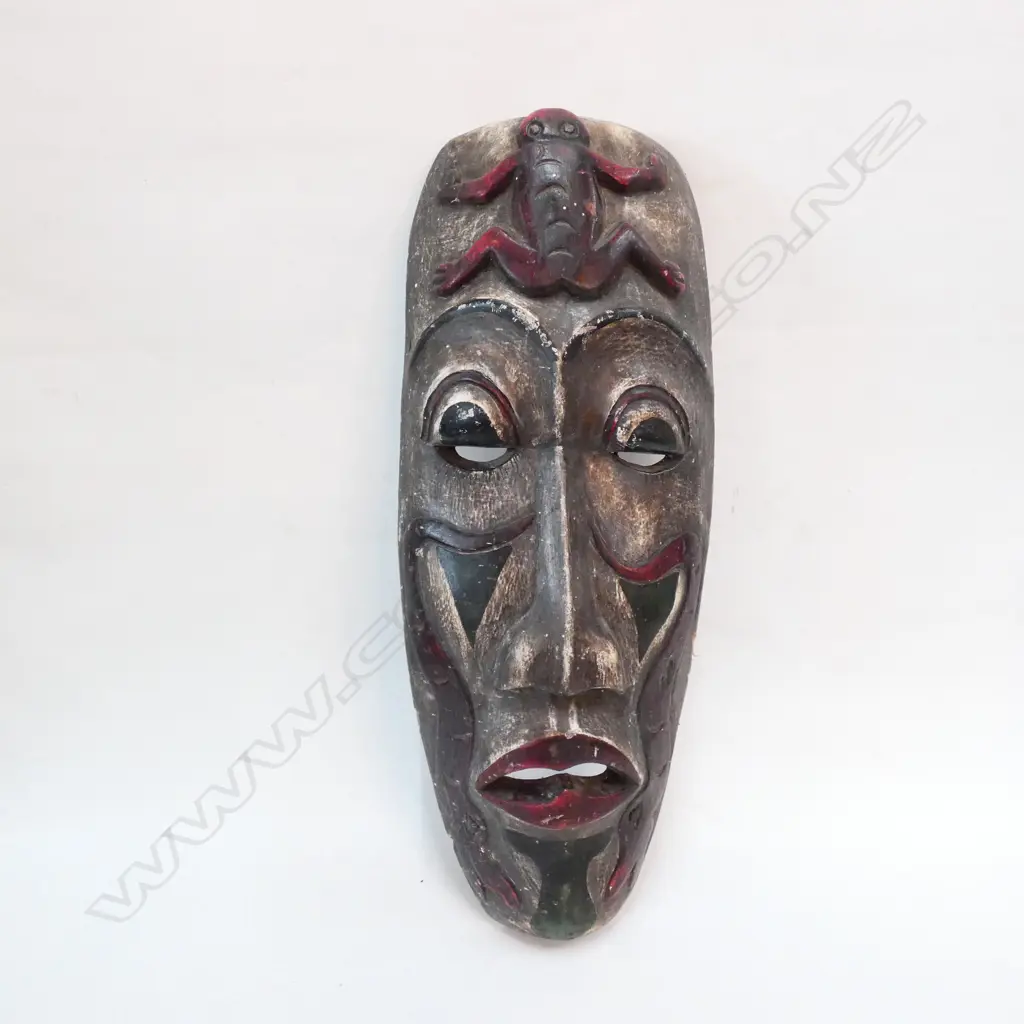 CARVED WOODEN PAINTED OCEANIC MASK Image 1++