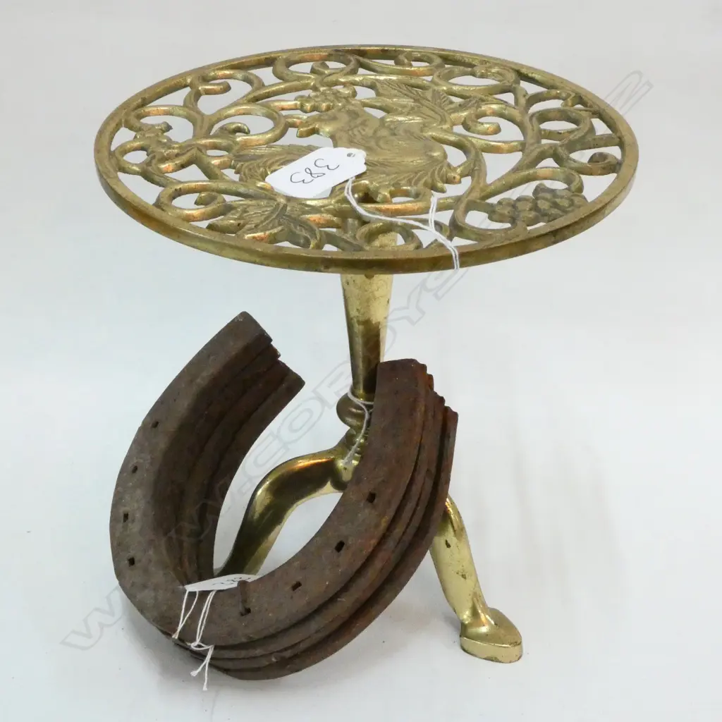 BRASS TRIVET + 4 HORSE SHOES Image 1++
