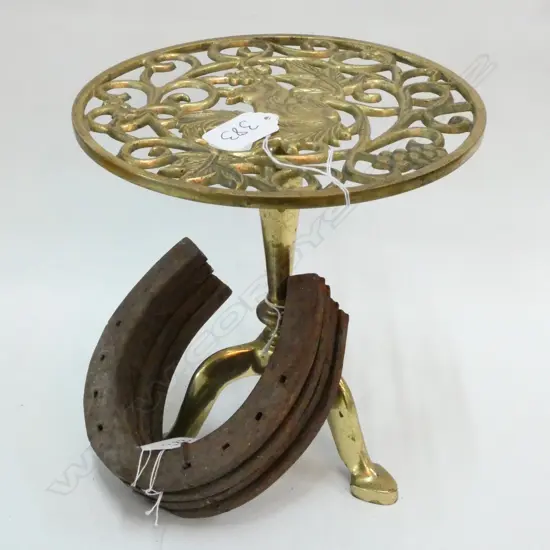 BRASS TRIVET + 4 HORSE SHOES