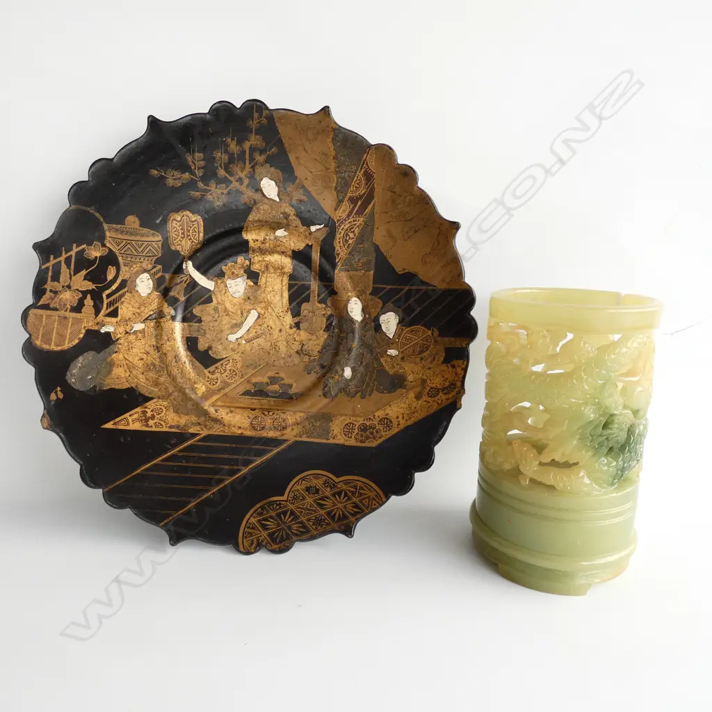 CHINESE BLACK LACQUER PLAQUE, SOME CHIPS DIA. 230mm + GREEN RESIN VASE H.130mm Image 1++