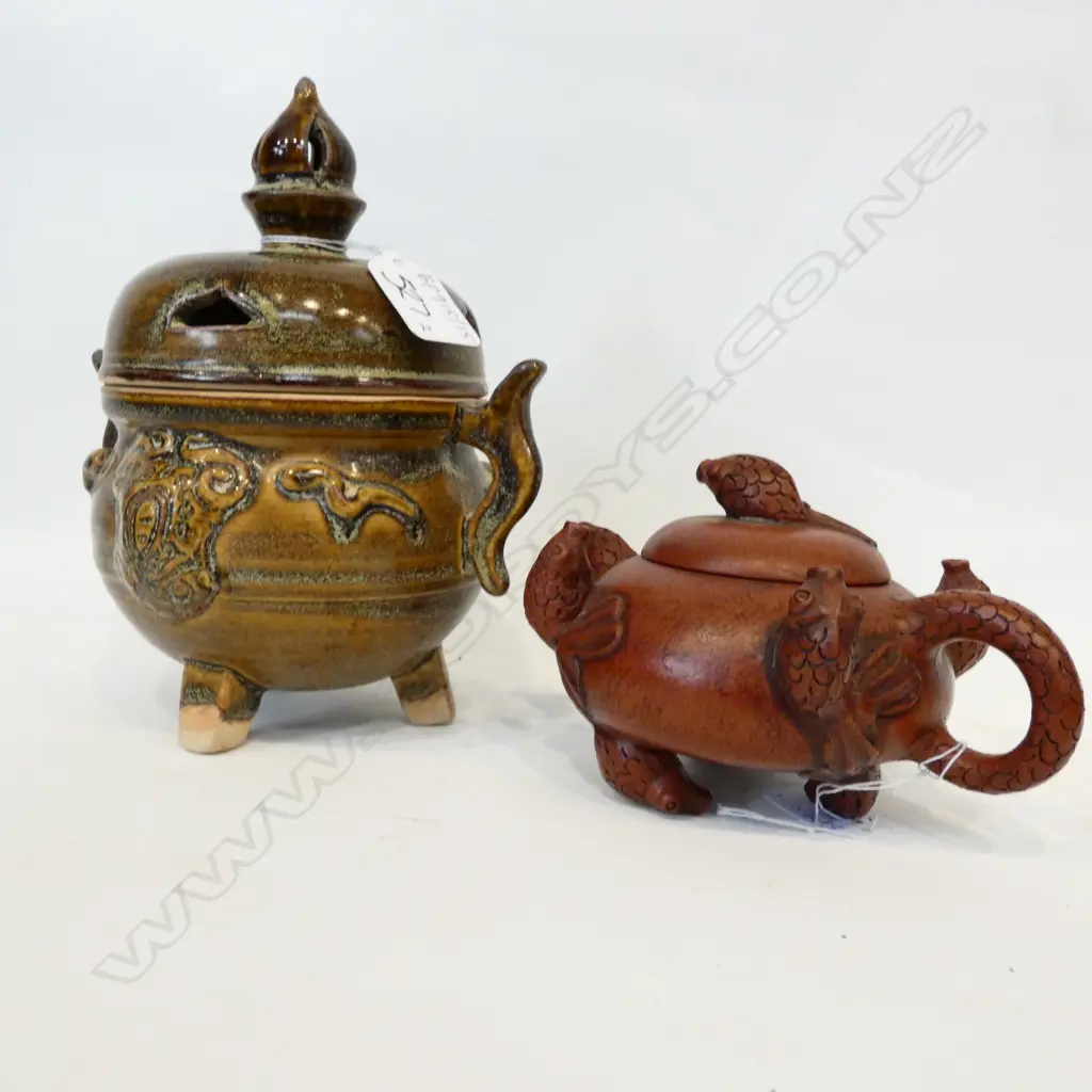 CHINESE LIDDED CONTAINER + YIXINGWARE TEAPOT Image 1++