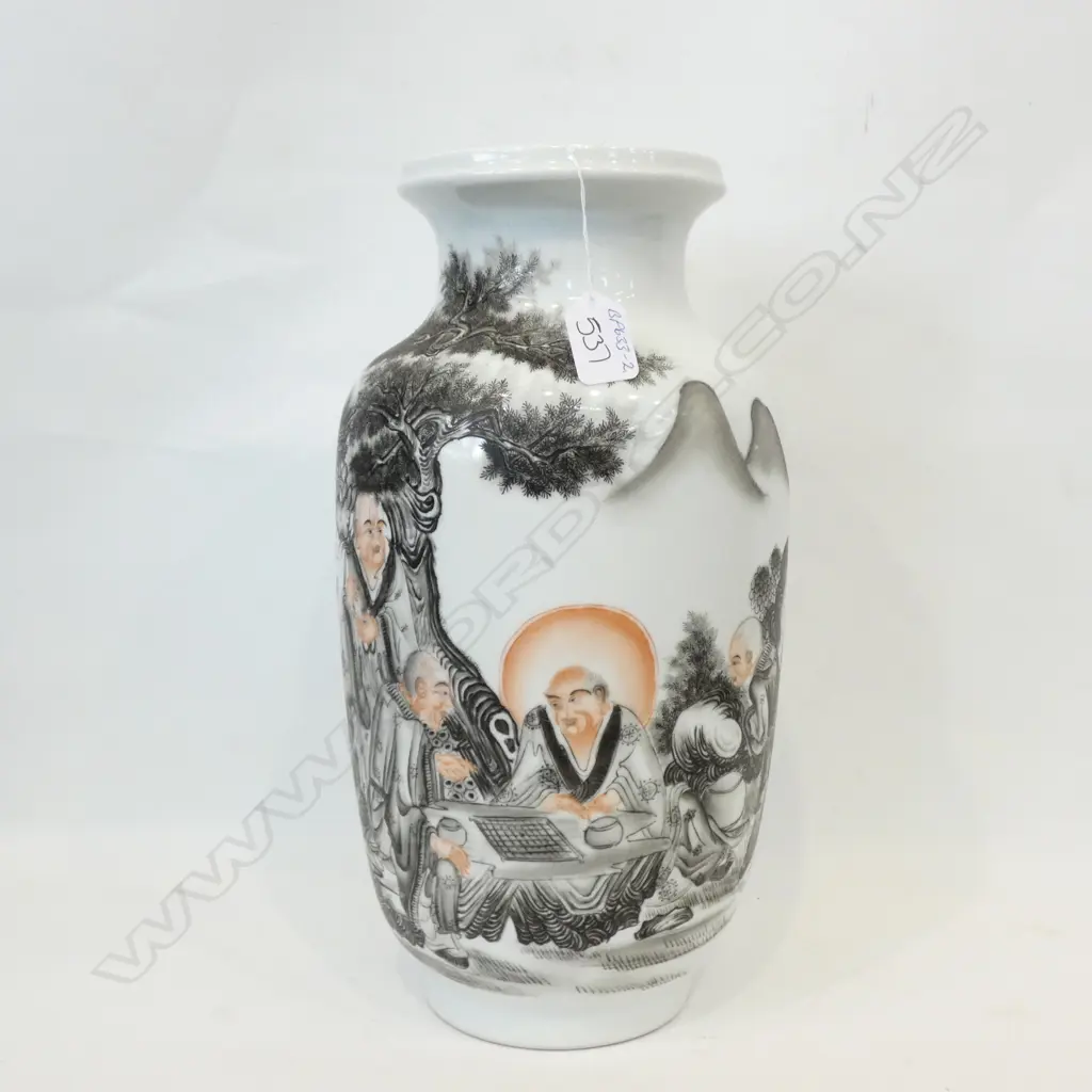 CHINESE PORCELAIN VASE AUSPICIOUS CHARACTERS PLAYING BOARD GAME Image 1++