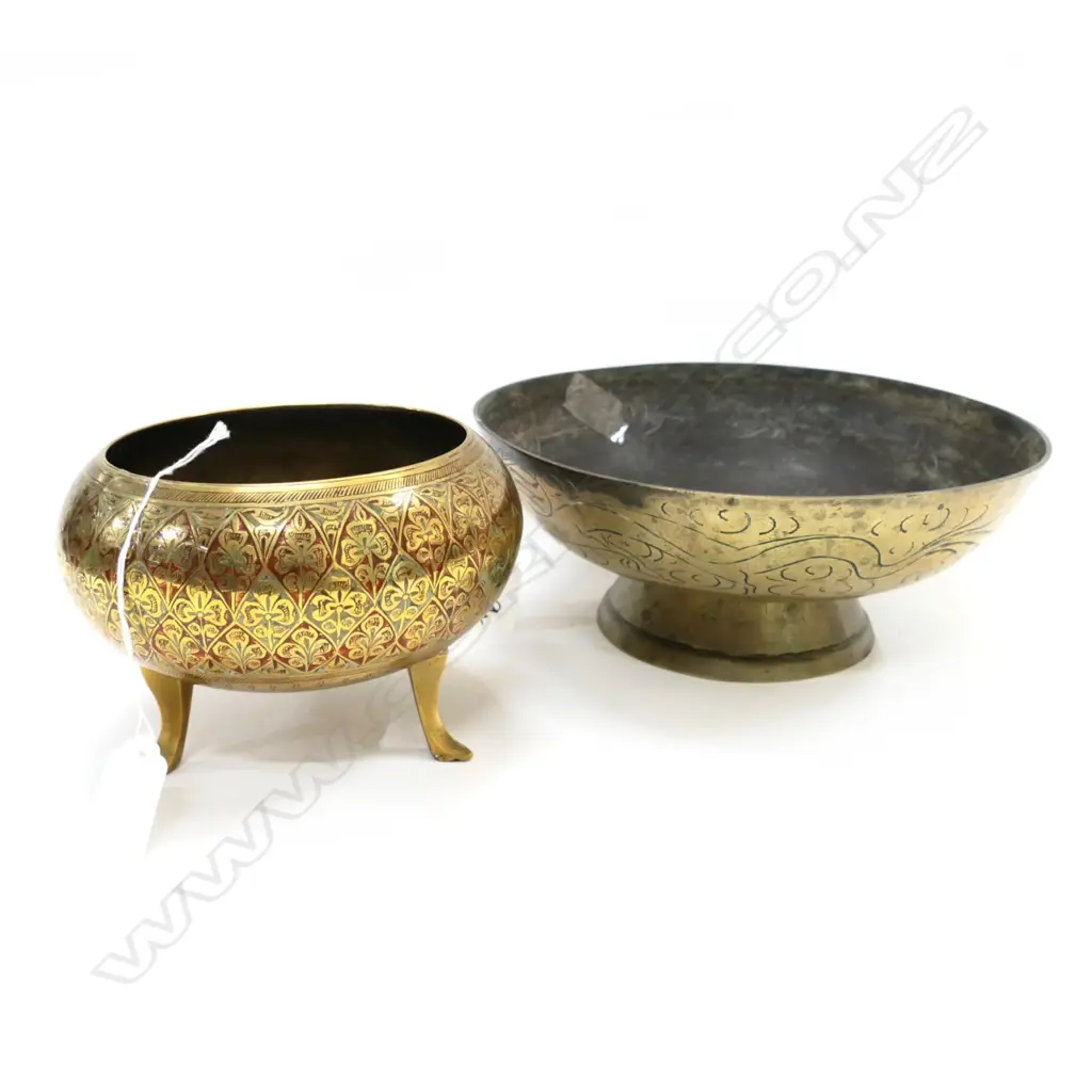 2 FOOTED BRASS BOWLS Image 1++