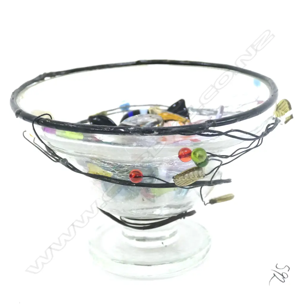ART GLASS CANDIES IN BOWL Image 1++
