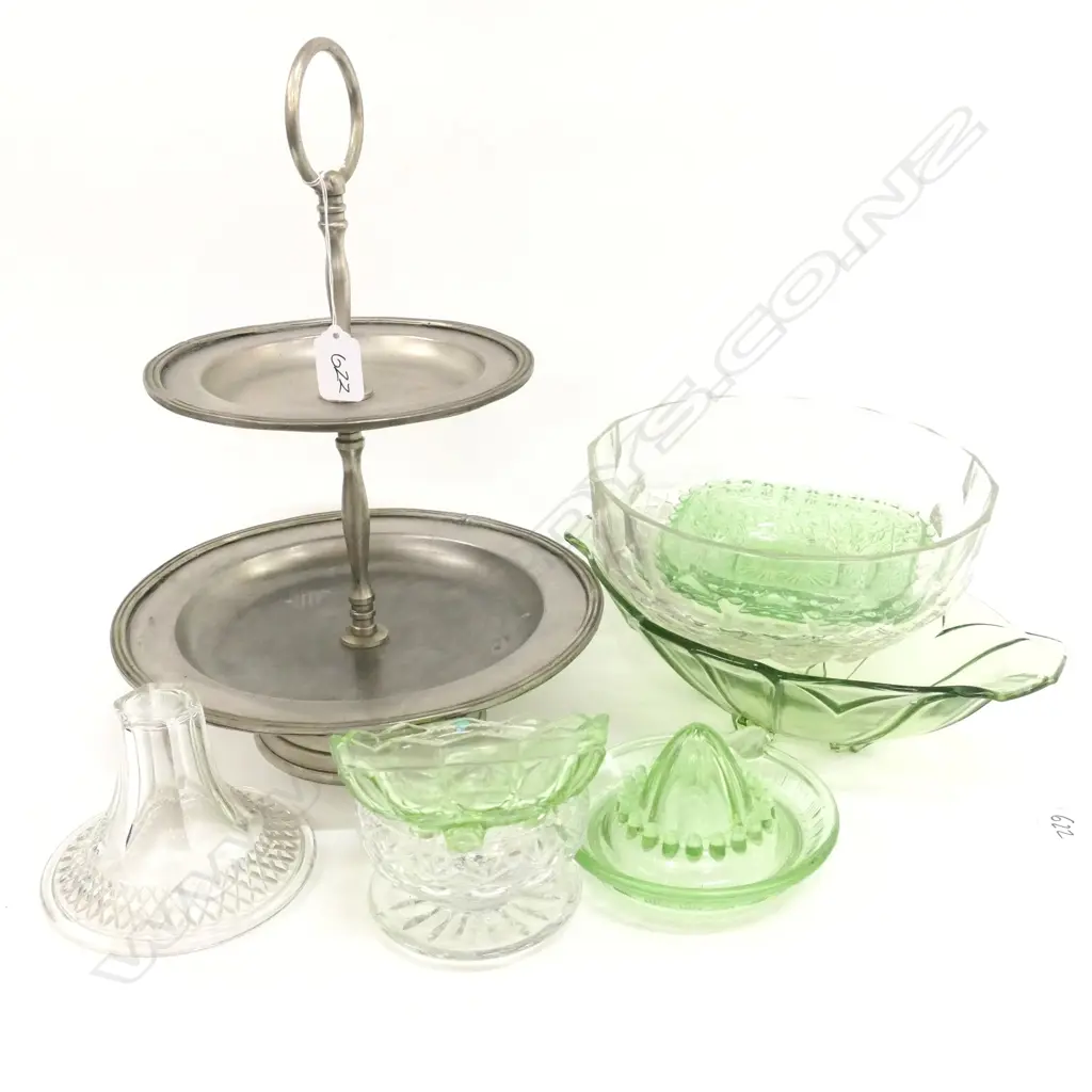 ASSORTED GLASS AND METAL CAKE STAND Image 1++