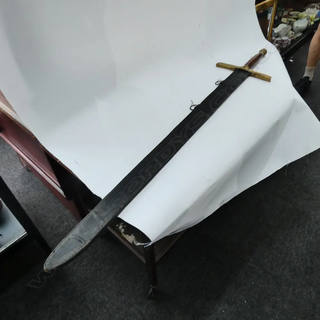 BRASS & WOOD HANDLED SWORD IN LEATHER SCABBARD L. 1345MM Image 1++