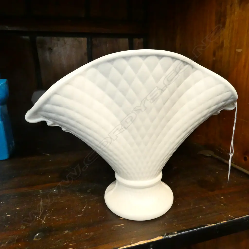 CROWN LYNN FAN SHAPED MANTLE VASE, PEDASTAL FOOT, # 619, H, 180MM Image 1++