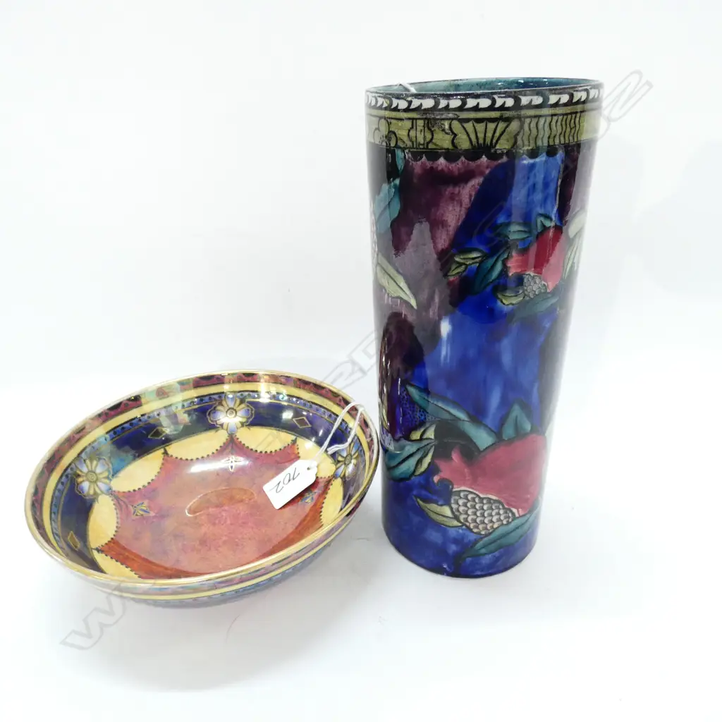 2 LUSTRE PCES; GRIMWADES BOWL, RUBENSWARE POMEGRANATE VASE H. 240MM Image 1++