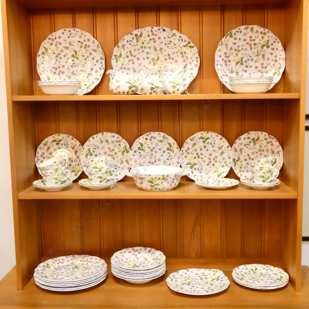 LARGE QUEENS COUNTRY MEADOW DINNER SERVICE Image 1++