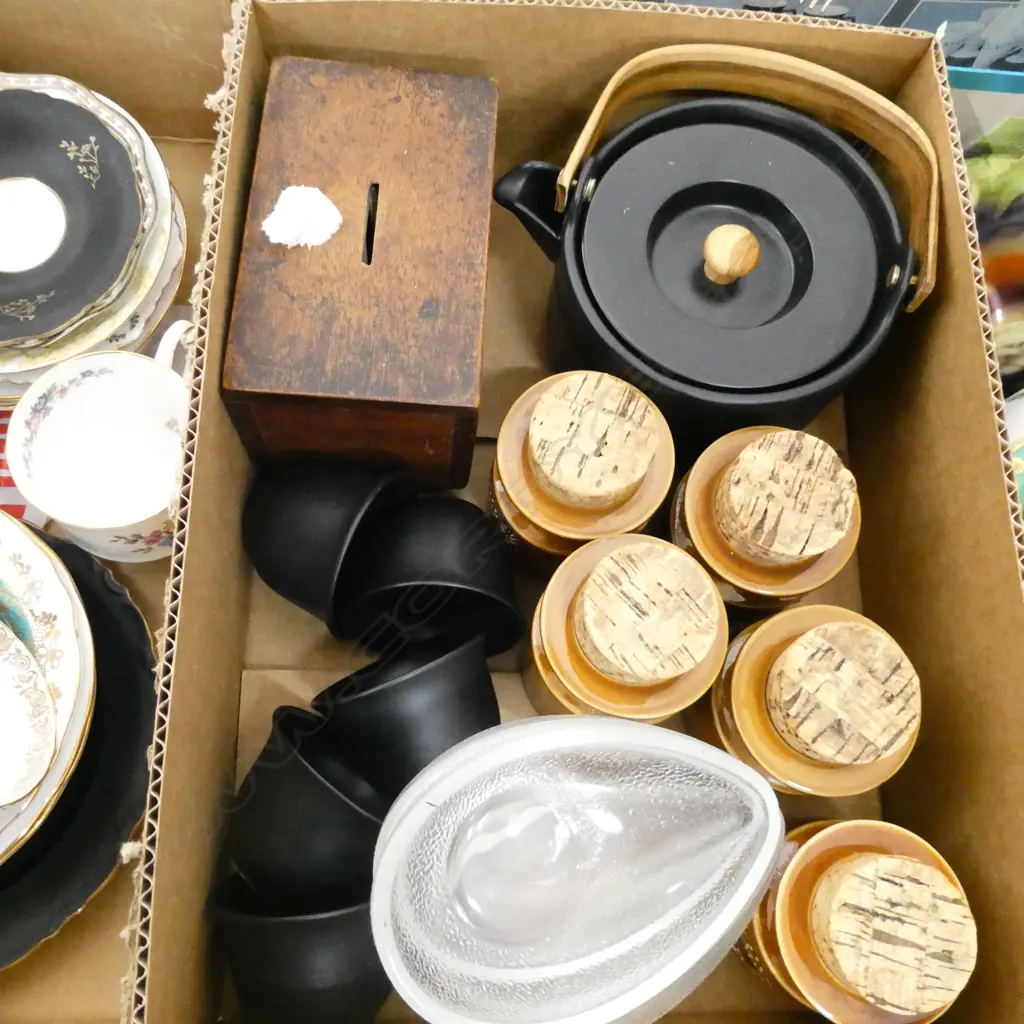 BOX LOT RETRO SPICE CONTAINERS, ORIENTAL TEAPOT, WOODEN COIN BANK ETC Image 1++
