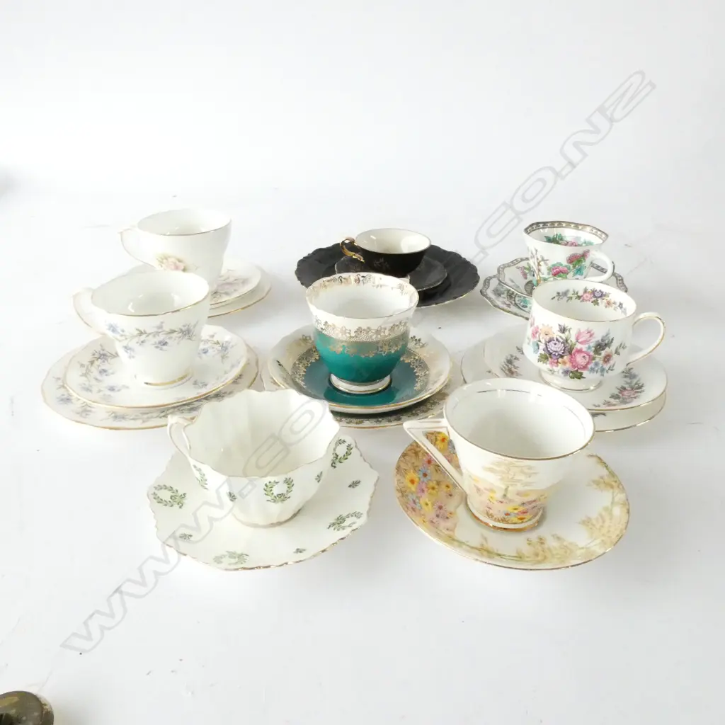 BOX LOT 6 TRIOS + 2 CUPS & SAUCERS Image 1++