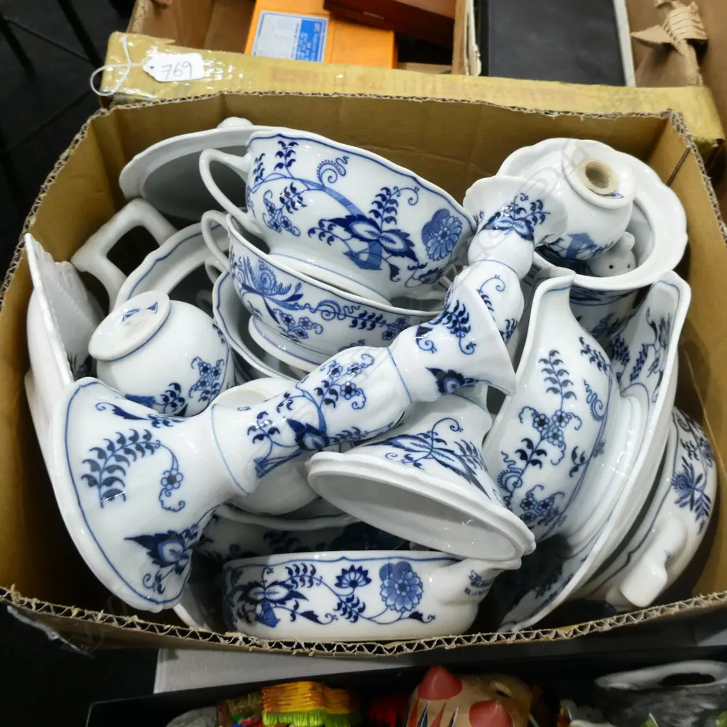 BOX LOT BLUE DANUBE INCL. PR CANDLESTICKS ETC Image 1++