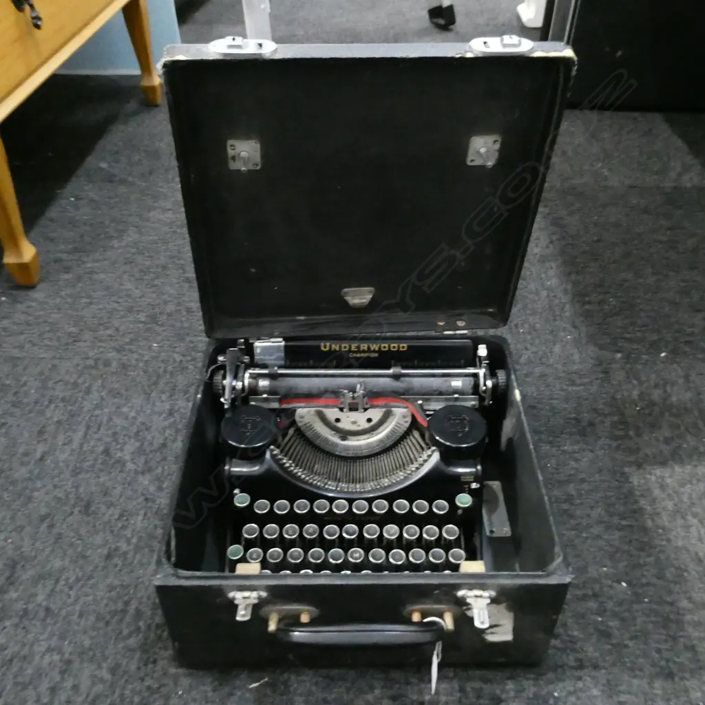 VINTAGE UNDERWOOD TYPEWRITER, CASED Image 1++