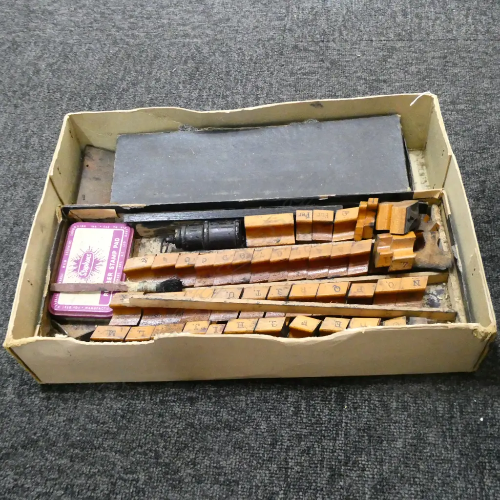 BOX LOT VINTAGE PRINTING STAMPS Image 1++