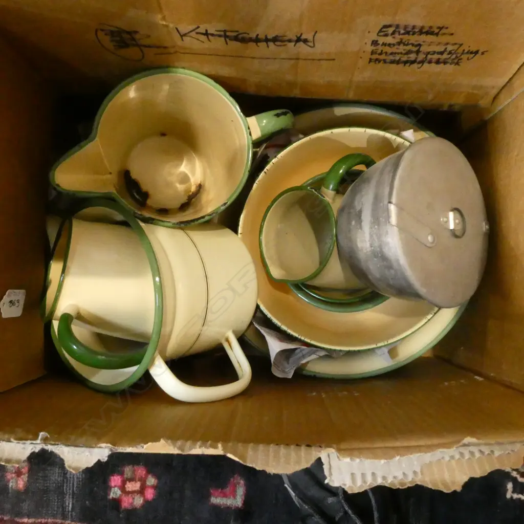 VINTAGE CREAM AND GREEN ENAMELWARE Image 1++